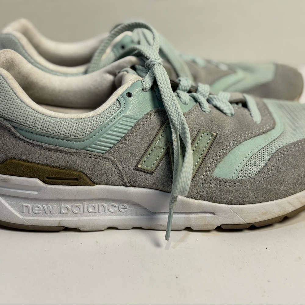New Balance 997H CW997HCA Women’s size 8 Sneakers Running Shoes - Picture 2 of 7